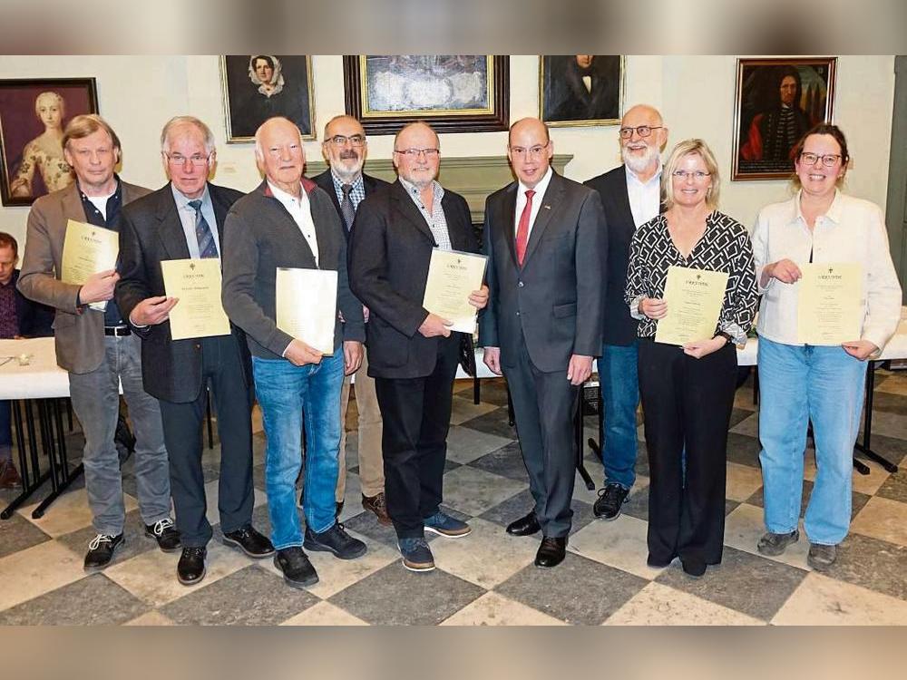 Bürgermeister Peter Weiken verabschiedete einige lokalpolitische Mandatsträger und bedankte sich für deren Mitarbeit. Fotos: Marcus Kloer