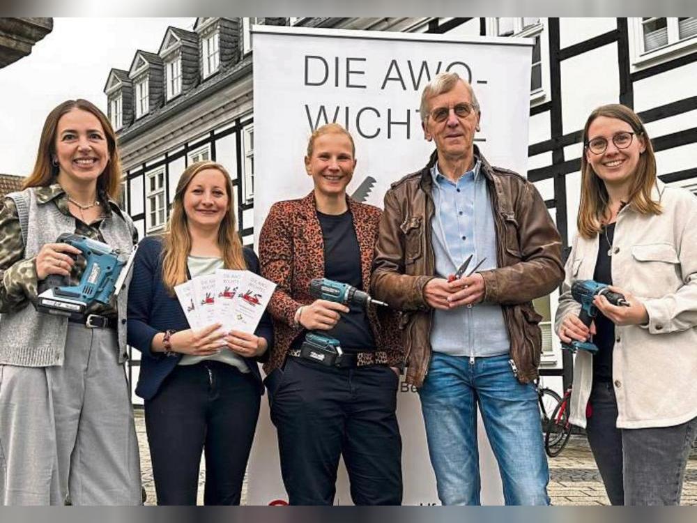 Sie freuen sich, wenn die Awo-Wichtel helfen können (v.l.): Swetlana Reimer, Lisa Wink und Friederike Hegemann sowie Wichtel Heinz Günther Elbracht und Julia Kelp.