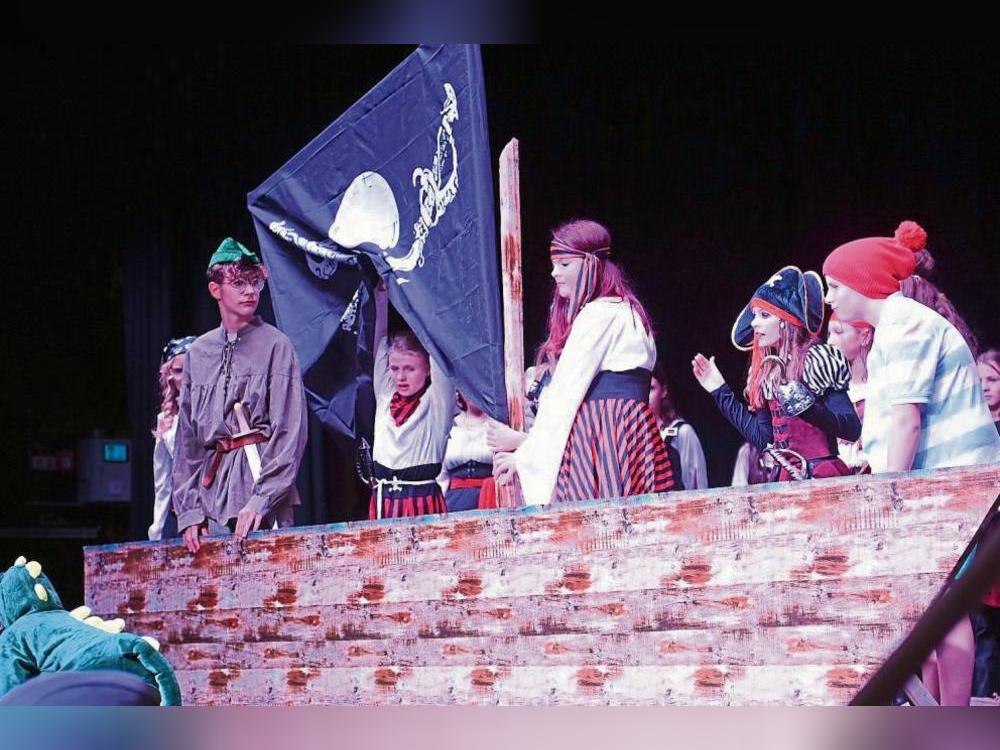 Showdown auf den Schiffsplanken: Am Ende standen sich Peter Pan (l., gespielt von Mattis Fecke) und sein Widersacher Captain Hook (v.r., Haylie Dyk) direkt gegenüber. Foto: Dieter Tuschen