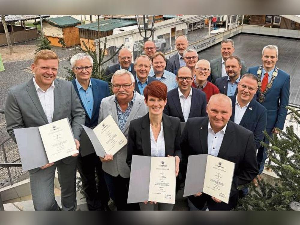 Bürgermeister Alexander Tschense (r.) hat jetzt 16 Ortsvorsteher und eine Ortsvorsteherin vereidigt.