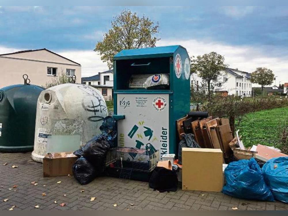 Einige der 71 Container-Standorte im Stadtgebiet (wie hier in Esbeck) entwickeln sich immer mehr zu Müll-Hotspots.
