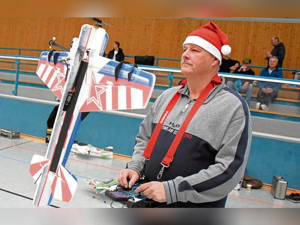 Beim anspruchsvollen Torquen-Manöver stehen die Modellflugzeuge senkrecht in der Luft.