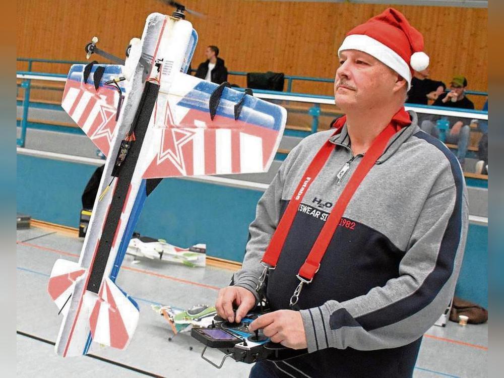 Beim anspruchsvollen Torquen-Manöver stehen die Modellflugzeuge senkrecht in der Luft.