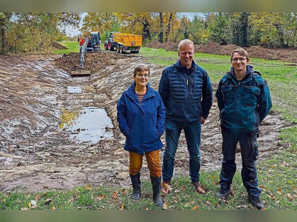 Kurz vor Fertigstellung wird das neue Auengewässer von Luise Hauswirth (Biologische Station Soest), Christian Kleineheilmann (Stadt Lippstadt, Fachdienst Grünflächen) und Stefan Nölke als ausführende Firma begutachtet. Foto: Luise Hauswirth (Abu)