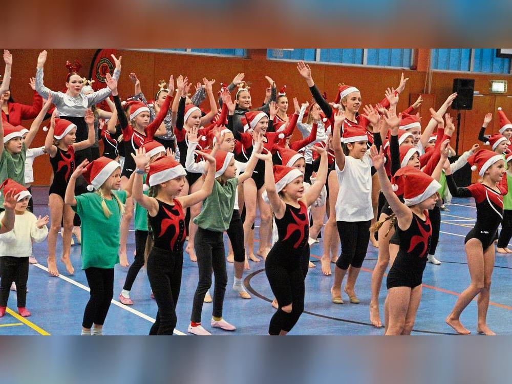 Auf ins Finale beim Schauturnen: Die Aktiven des TV Lipperode brachten mit ihren Darbietungen viel Farbe in einen tristen Dezembersonntag. Gezeigt wurde in einem zweistündigen Programm ein Querschnitt in die Vereinsarbeit.