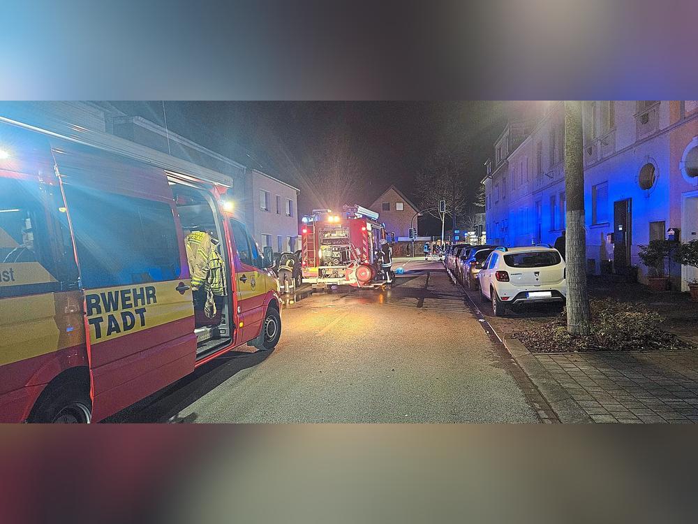Einsatzkräfte von Feuerwehr und Polizei waren in der Nacht zu Samstag mehrfach in Lippstadt im Einsatz, unter anderem an der Bökenförder Straße. Die Polizei ermittelt weiter wegen Brandstiftung. Archivfoto: Feuerwehr Lippstadt
