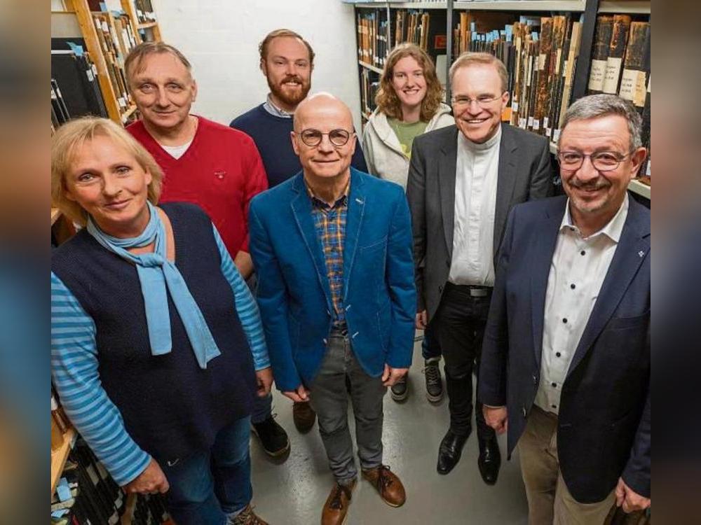 Die Mitarbeiter des Erzbistumsarchivs sind für das historische Gedächtnis des Erzbistums verantwortlich (v.l.): Claudia Seemann-Bartsch, Jacek Szura, Gerrit Eder, Thomas Welter, Lisanne Hupe, Hans Jürgen Rade und eben Michael Streit aus Hörste.