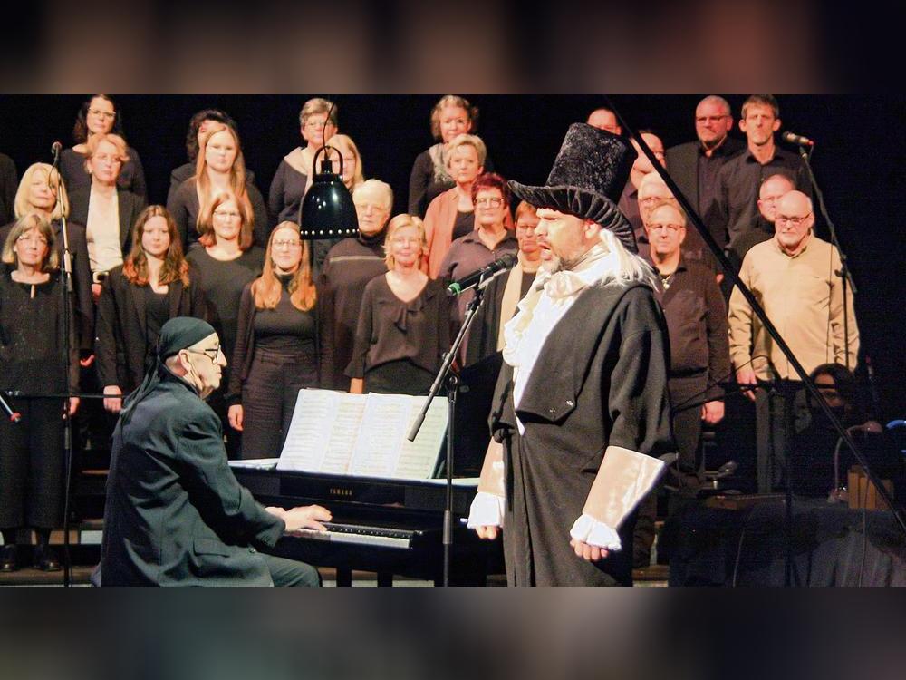 Chorleiter Markus Loesmann (am Klavier) und der Scrooge-Darsteller begeistern auch mit Solo-Gesang. Fotos: Helga Wissing