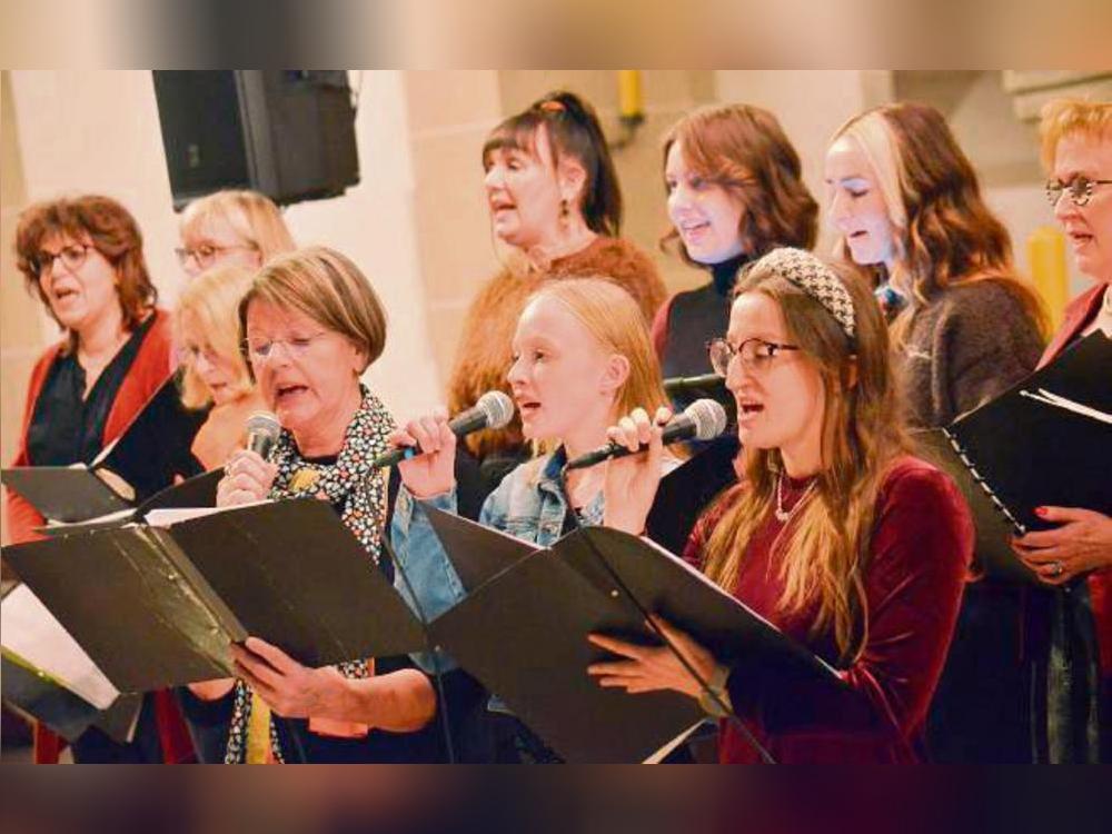 Die Damen der Gesangsklasse von Friederike Vomhof-Surrey stärken drei Solistinnen den Rücken. Foto: Dietmar Gröbing