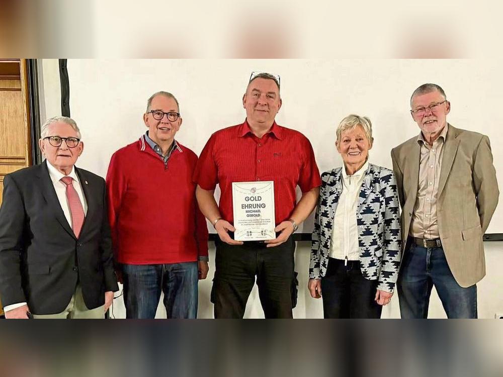 Michael Gerold (M.) vom SC Lippstadt erhielt die goldene Ehrennadel des Handballverbandes Westfalen – verliehen durch Hans-Hermann Jerrentrup (2.v.l.). Zu den Gratulanten gehörten auch (v.l.): Henner Brand, Ulla Gerke und Merten Thurmann.