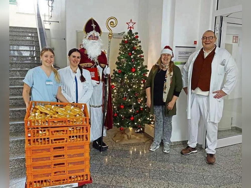 Der Nikolaus war zu Besuch: (v.l.)Hannah Grote, Lina Tabbakh, Bernhard Jüris, Birgit Bosch und Dr. Schraeder