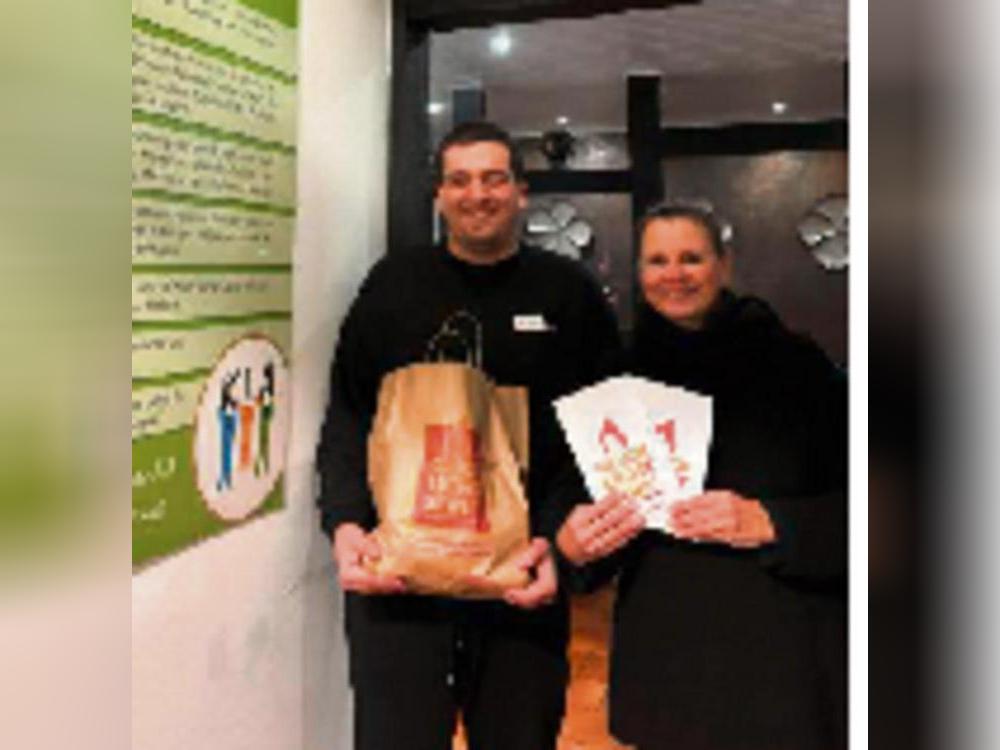 Admir Kadric von „SaniKids“ hat die Tüten an Stephanie Schoen (Kia) übergeben.