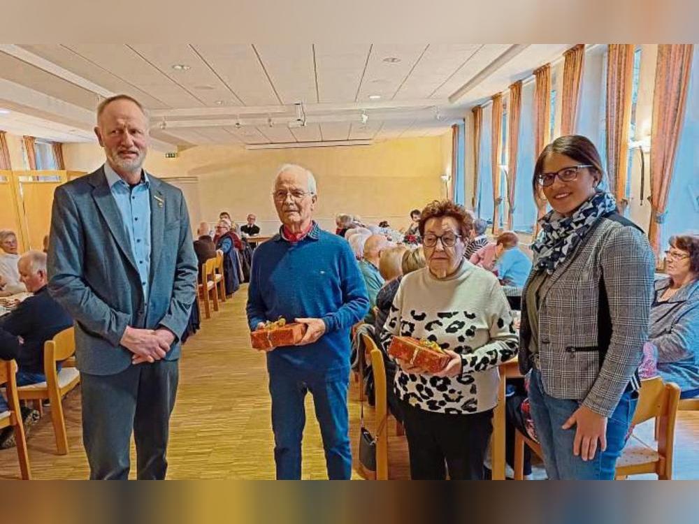 Als älteste Mitbürger wurden Josefa Kemper (89 Jahre) und Werner Birkenstock (89 Jahre) mit einem Präsent geehrt.