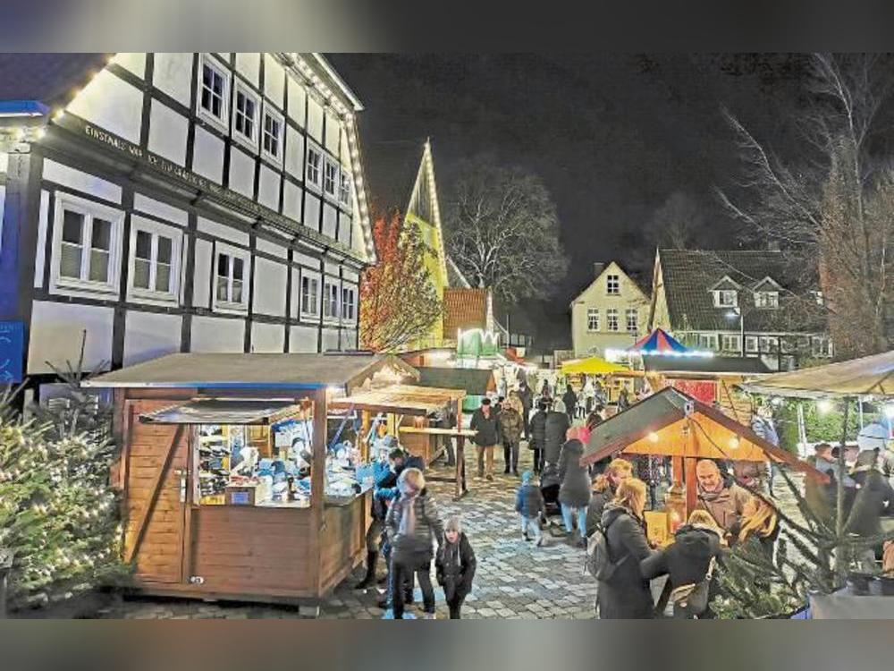 Der Rietberger Adventsmarkt zwischen Historischem Rathaus und Pfarrkirche St. Johannes Baptist öffnet von Mittwoch bis Sonntag seine Pforten. Foto: Stadt Rietberg