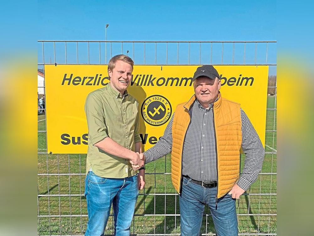 Jens Bertels (l.) hat seinen Vertrag beim A-Liga-Tabellenführer verlängert. Und auch Co-Trainer Yannik Becker bleibt an Bord. Das gab Vorsitzender Franz-Josef Mintert (r.) nun bekannt.