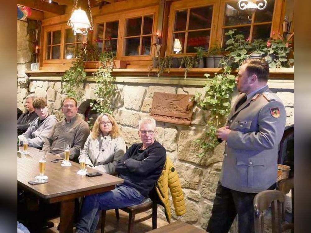 Jugendoffizier Robin Lintemeier aus Augustdorf (r.) informierte unter anderem über das neue Wehrdienstgesetz. Foto: Anja Bsdurek