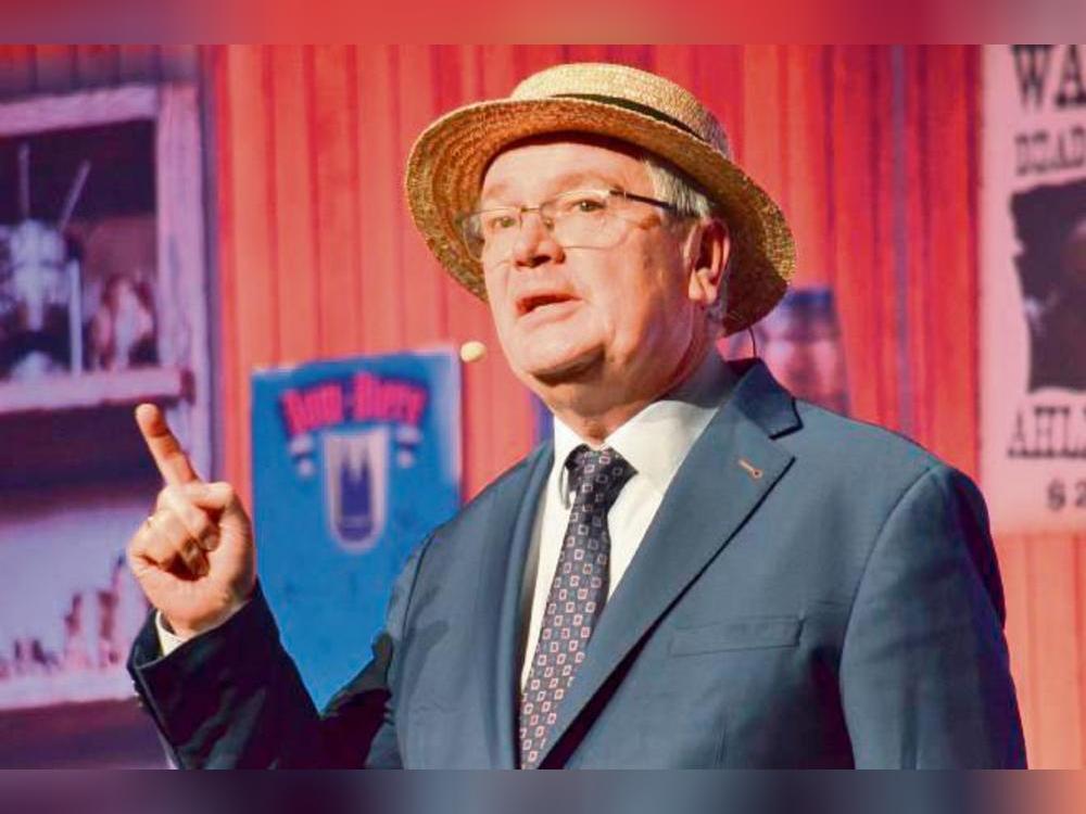 Jürgen B. Hausmann hält sich in seinem Jubiläumsprogramm bevorzugt in der Vergangenheit auf. Foto: Dietmar Gröbing