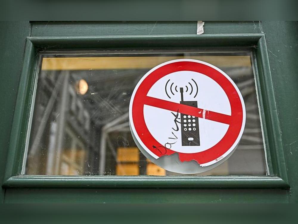 In manchen Schulen sind Handys komplett verboten. Am Antonianum in Geseke gibt es nur ein gestaffeltes Verbot. Symbolfoto: dpa 