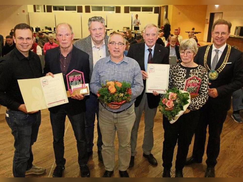 Für den Heimatverein Verne nahmen Heiner Bergschneider (2.v.l.) und Herbert Wienrank (4.v.l.) den Preis entgegen, für den Verein Judentum in Salzkotten Elisabeth Kloke-Kemper. Foto: Johannes Büttner