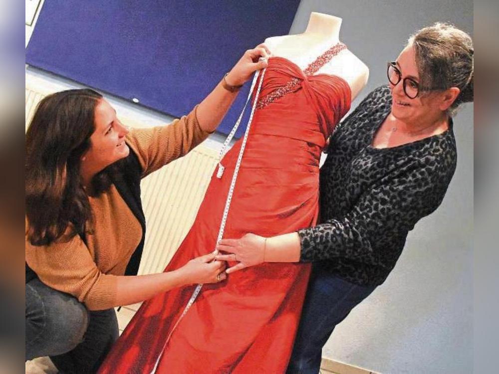 Maß nehmen für den Kleidertraum: Die Laienspielschar macht das Bürgerhaus zur Modeboutique.