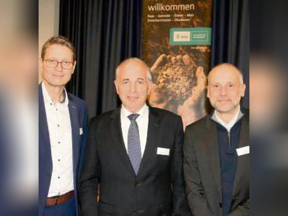 Alle Hände voll zu tun haben die Vorstände Clive Krückemeyer (l.) und Dr. Eike Hupe (r.) sowie der stellvertrende Aufsichtsratsvorsitzende Norbert Thiex-Mayer bei der versammlung in Bad Sassendorf. Foto: Schwade