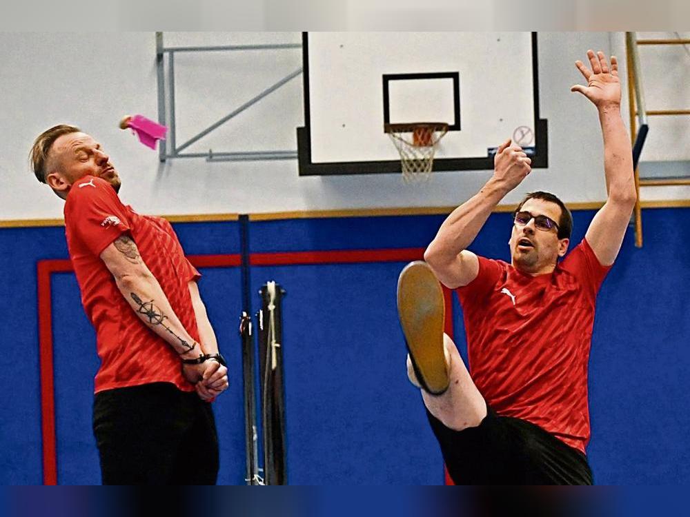 Und hoch das Bein: Sven Henneböhle (l.) versucht den Angriff von Philipp Münzner zu blocken. Dabei ist das Einsetzen von Armen und Händen tabu. Fotos: Julia Marx