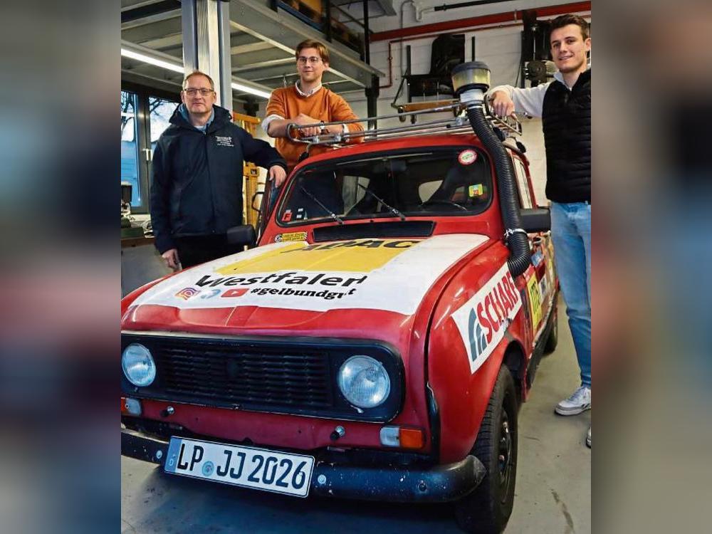 Julian Ebert (r.) und Jonas Wilmes (M.) sind nach zwei Jahren Pause das erste Team, das wieder für die FH an der 4L-Trophy teilnimmt. Betreut werden sie von Prof. Jens Bechthold, der die Teilnehmer der Soester FH seit 2011 betreut. Foto: Klaus Bunte