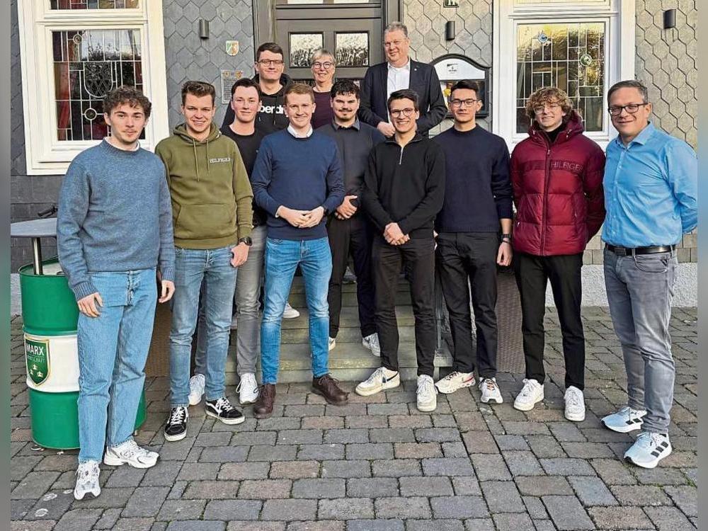 Gruppenbild mit Bürgermeister und Landtagsabgeordnetem: Der neue Vorstand der Jungen Union in Erwitte um Erik Wiese (vorne, 4. v. r.).