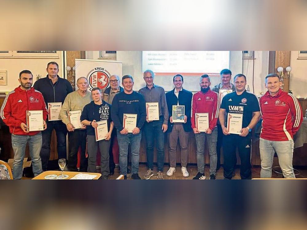 Immer auf Ballhöhe. Lippstadts Schiri-Boss Sebastian Rettler (r.) zeichnete jetzt zahlreiche Referees des heimischen Kreises für ihr langjähriges Engagement aus. Bereits seit 60 Jahren hält Bruno Hubrich (3.v.l.) der Schiedsrichter-Riege die Treue.