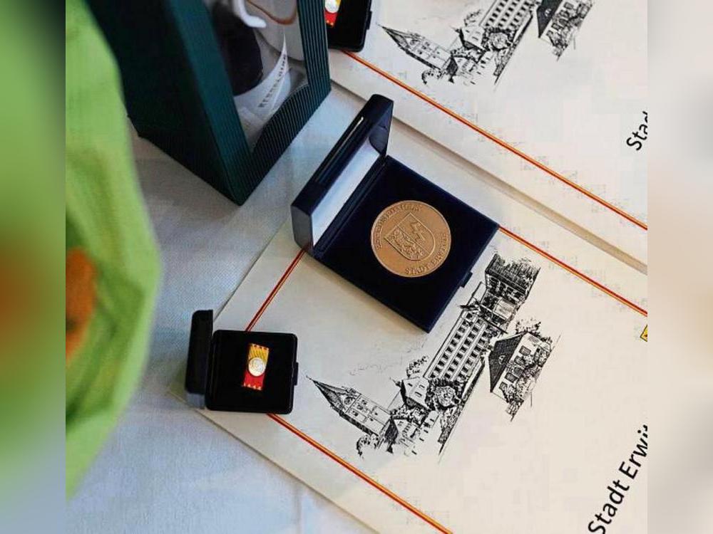 Engagierte Bürger können sich die Medaille ab sofort auch ans Revers heften.