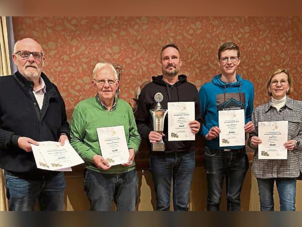 Mastholte hat ausgezeichneten Honig. Urkunden gingen an (v.l.): Johannes Meierfrankenfeld (zweimal Gold, einmal Silber), Reinhard Brandtönies (einmal Gold), Mike Fiße (zweimal Gold, einmal Silber; zudem Wanderpokal), Fabian Gretenkort (einmal Silber) und Heike Kranz (einmal Gold). Es fehlt Tobias Brandtönies (einmal Silber).