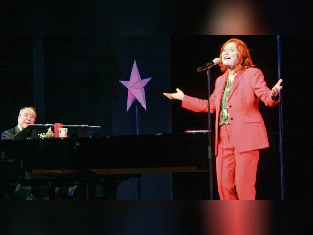 Ein perfektes Gespann: Pe Werner und ihr Pianist Peter Grabinger. Foto: Helga Wissing