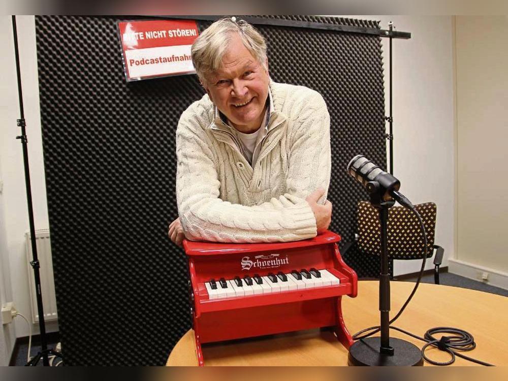 Mit einem kleinen roten Klavier lernte Reinhard Horn das Klavierspielen. Foto: Bastian Puls