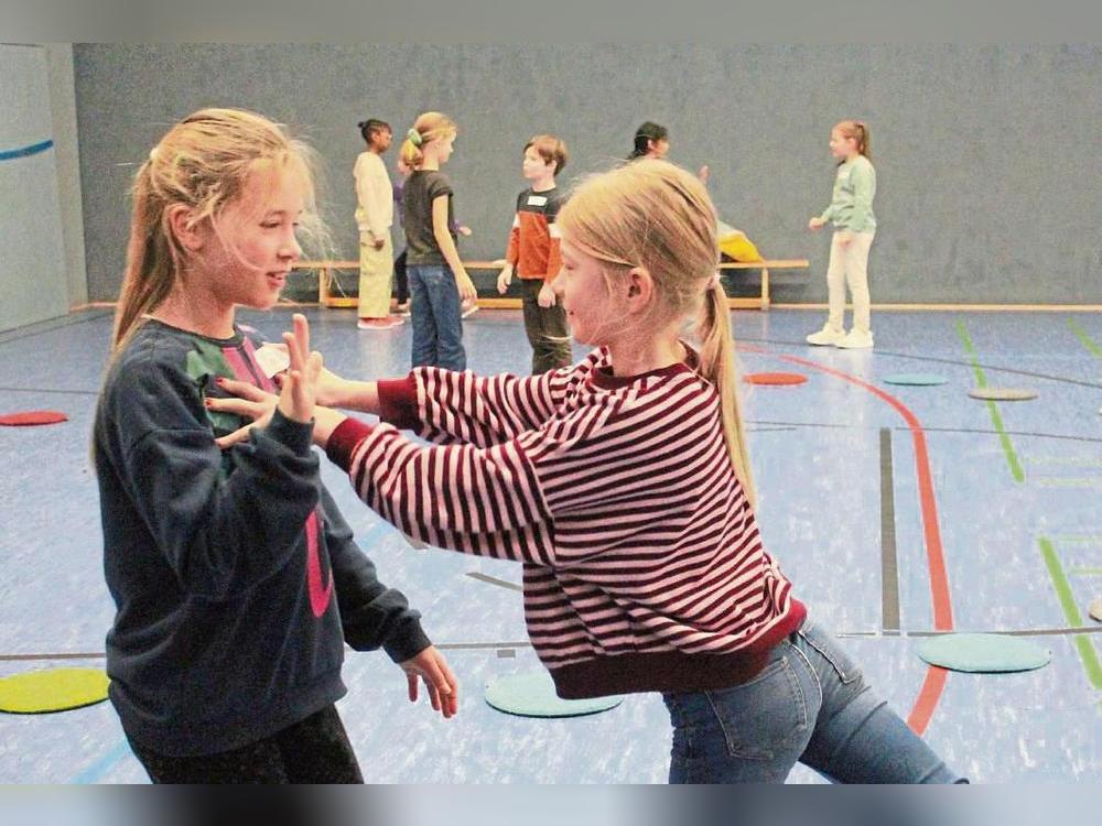 „Nein, schubs mich nicht. Sonst gehe ich es sagen.“: Die 3a übt mit Rollenspielen. Foto: Kristina Rückert