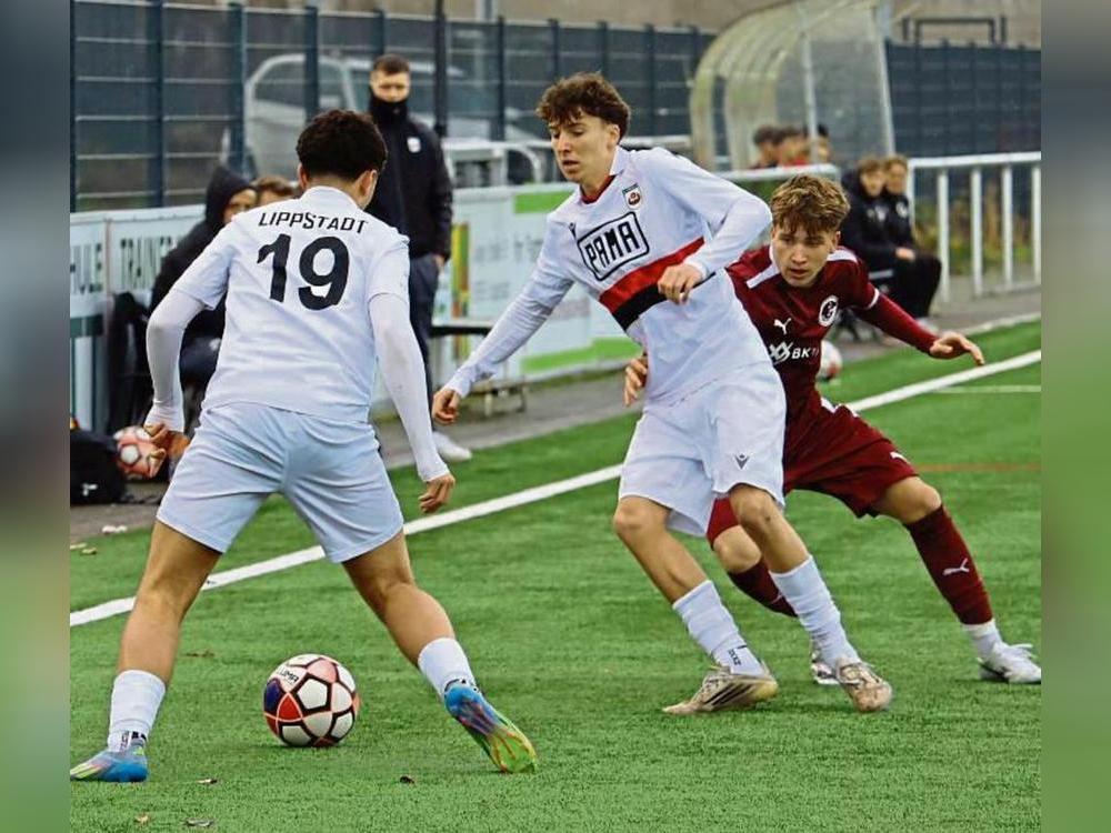 Ein Spaziergang wird die 1. Runde im Westfalenpokal für die B-Junioren des SV Lippstadt (in Weiß) nicht. Sie treten beim Landesliga-Tabellenführer VfB Schloß Holte an. Foto: Uwe Feichtinger