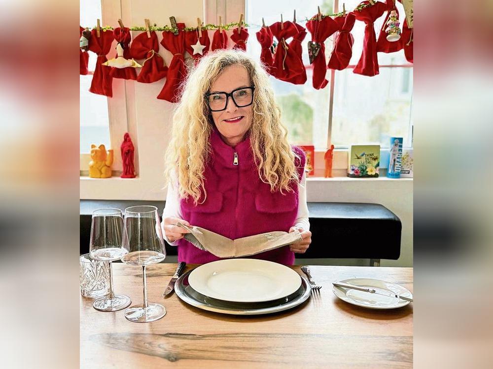 Expertin für gute Umgangsformen an der Festtagstafel: Die Lippstädterin Nicole Schlepphorst hat sich als Knigge-Influencerin einen Namen gemacht, 122 000 Menschen folgen mittlerweile ihrem Instagram-Kanal (kniggetrainerin.de). Foto: Ursula Vielberg
