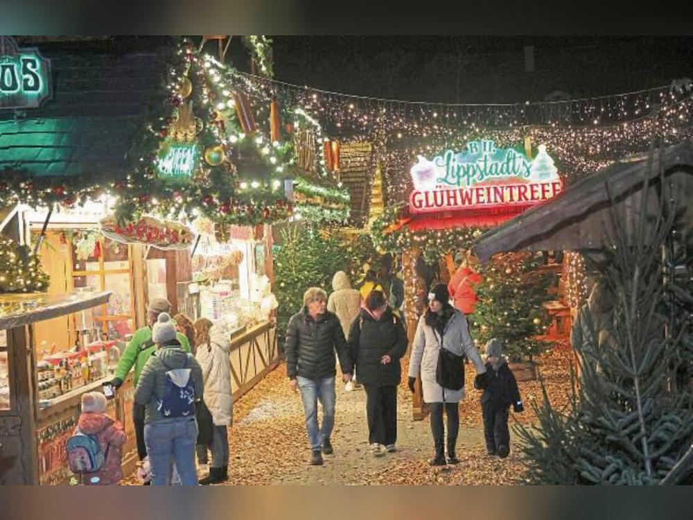 Eng zusammen stehen die Hütten auf dem Lippstädter Weihnachtsmarkt: Rauchmelder und Feuerlöscher sind deshalb Pflicht an jedem Stand. Foto: Bastian Puls