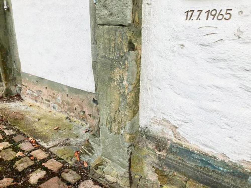 Der Datumsmarker an der Marienkirche hält die Erinnerung an den Hochwasserstand der katastrophalen Heinrichsflut vom 17. Juli 1965 bis heute wach. Foto: Jürgen Overhoff