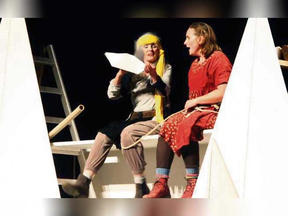 Die Musikerin (l.) verkörpert mehrere Rollen, darunter auch die der Sonja Räubertochter. Gerda staunt über die weißen Tauben (aus Papier). Foto: Helga: Wissing