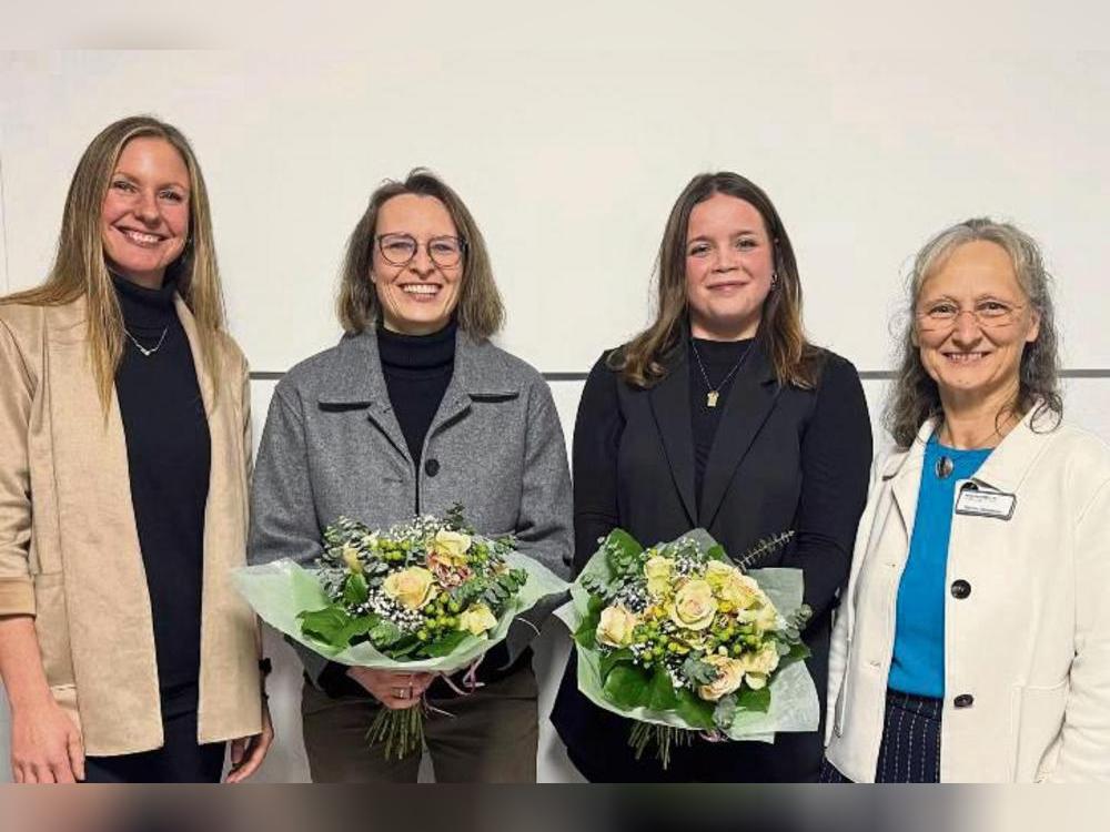 Lisa Kirchhoff (2.v.l.) übernimmt ab sofort die Leitung der Kita Fabuli in Eickelborn von Lea Davies (3.v.l.). Zu Begrüßung und Abschied fanden Andrea Delbrügger und Kerstin Weitemeier vom Träger PariAktiv Kreis Soest warme Worte.