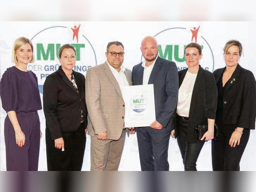 Für „Mut“ ausgezeichnet: Johanna Tjaden-Schulte (l., NRW-Bank) und NRW-Wirtschaftsministerin Mona Neubaur (r.) mit (v.l.) Denise und Oliver Bertelsmeier sowie Benjamin und Stefanie Wilhelm. Foto: NRW.BANK / Lokomotiv
