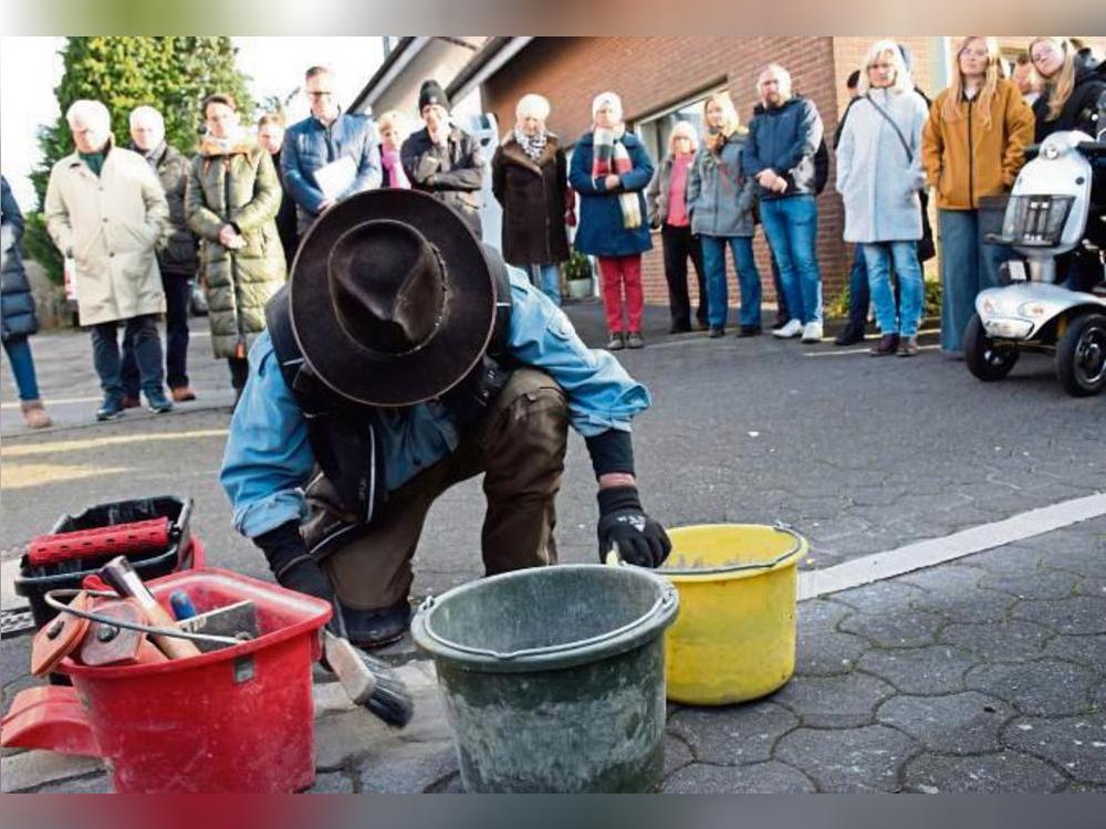 An drei Stationen ließ der Künstler und Stolperstein-Erfinder Gunter Demnig die kleinen Messingwürfel in den Boden ein.