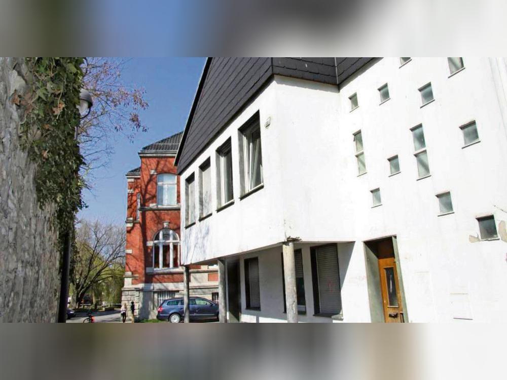 Durchaus in die Jahre gekommen ist das Gebäude Düstere Gasse 1. Die Stadtwerke wollen es aufpolieren und dort 2-Zimmer-Wohnungen einrichten. Archivfoto: Dominik Friedrich