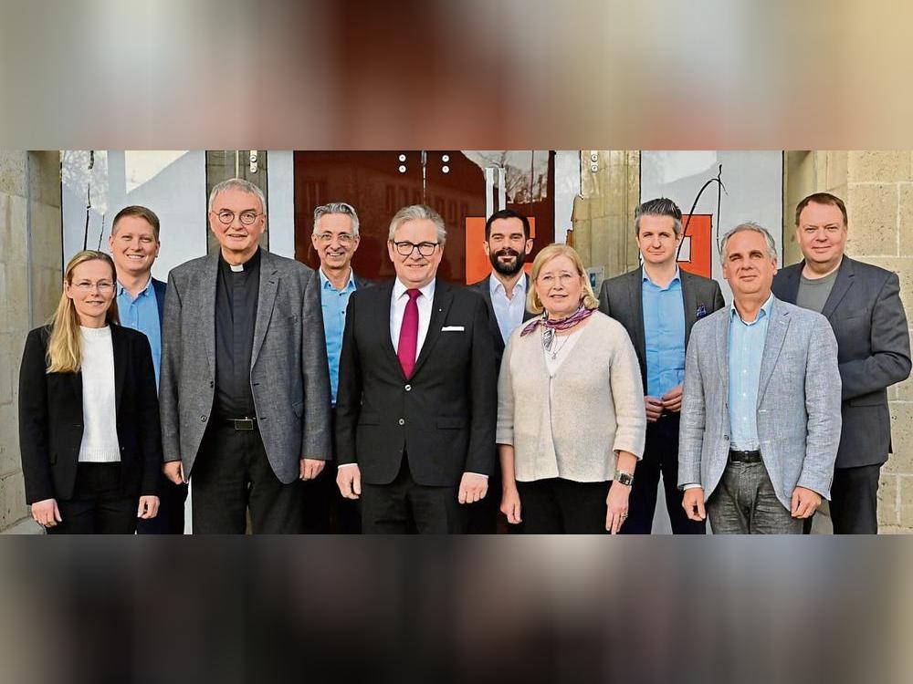 Die Mitglieder des Trägervereins für den Katholikentag in Paderborn (v. l.): Astrid Hunstig, Roland Vilsmaier, Generalvikar Thomas Dornseifer, Dr. Andreas Kratel, Michael Dreier, Marc Frings, Ute Hanswille, Bernd Schulte, Markus Ziganki und Norbert Neß. Es fehlen Sigrid Beer, Esther van Bebber und Dr. Reinhard Zinkann. Foto: Isabella Maria Struck (Erzbistum Paderborn)