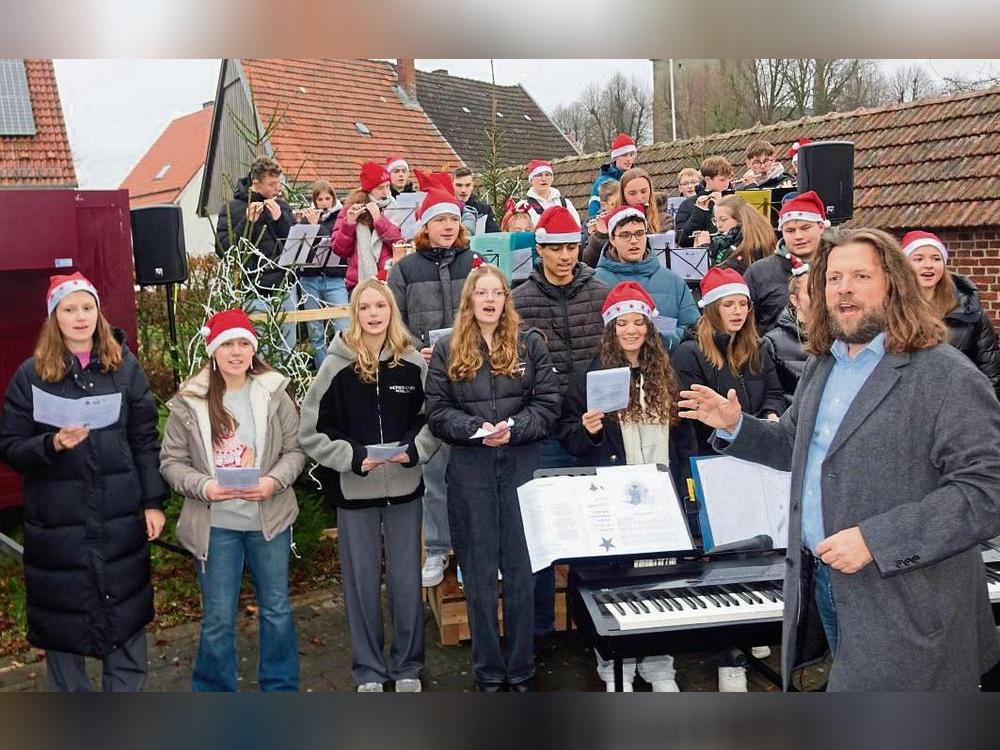 Das Friedrich-Spee-Gymnasium trat mit dem Musikkurs und dem Chor aus der Oberstufe sowie dem Flöten-Ensemble im Historischen Handwerkerdorf auf. Fotos: Marcus Kloer