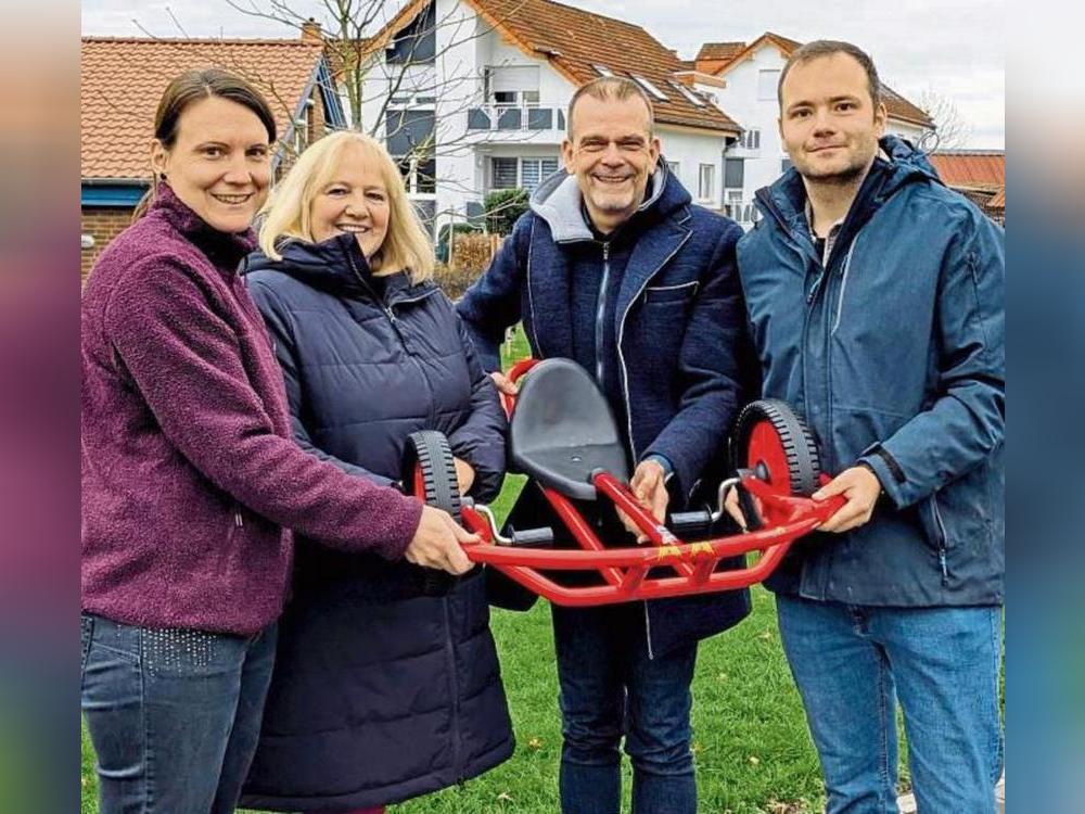 Waren bei der Swingcart-Übergabe dabei (v.l.): Maike Schäfers (Kreisverkehrswacht Soest), Annette Jacobs (Leiterin der Kita Blauland), Christoph Dohr (Provinzial Versicherung AG Münster) und Marvin Knaden (Provinzial Versicherung Anröchte).