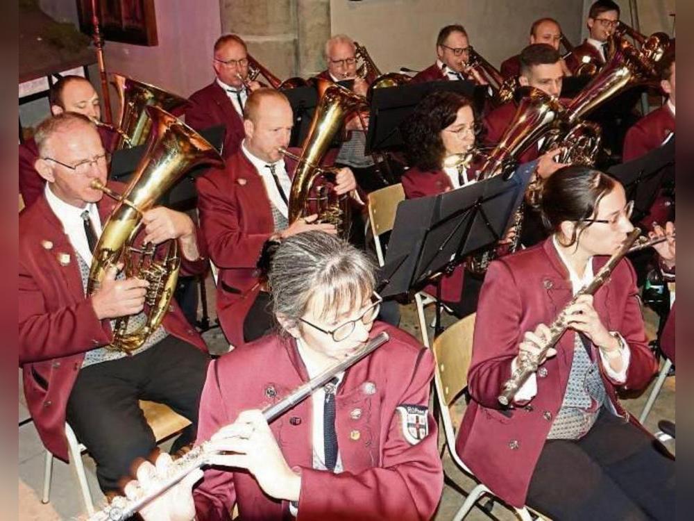 Mit Fanfaren, Kesselpauken und einfühlsamen Arrangements sorgten die Bergstadtmusikanten unter der Leitung von Franz Blecke für festliche Weihnachtsstimmung. Foto: Marcus Kloer