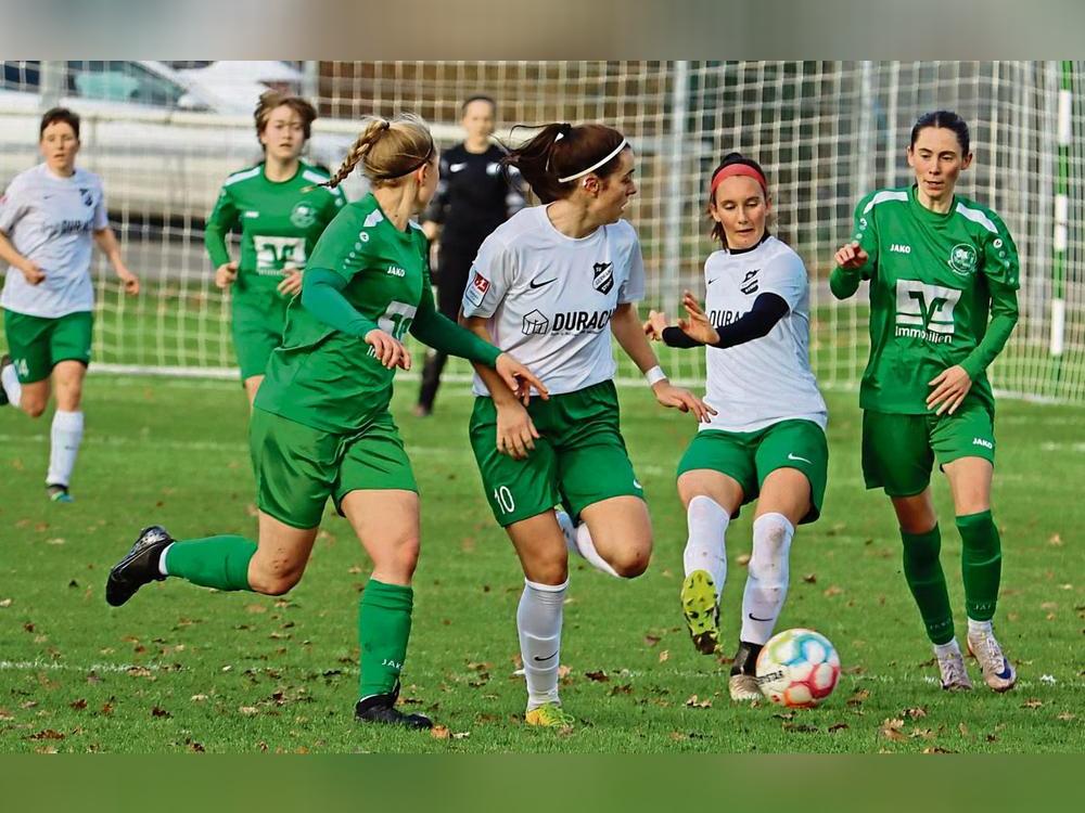 Die erste Chance des Spiels hatten die Stirperinnen (in Weiß) durch Torjägerin Maren Willer. Dann übernahm der Favorit aus Ibbenbüren aber das Kommando und zog am Ende verdient mit 3:0 in die nächste Pokalrunde ein. Foto: Uwe Feichtinger