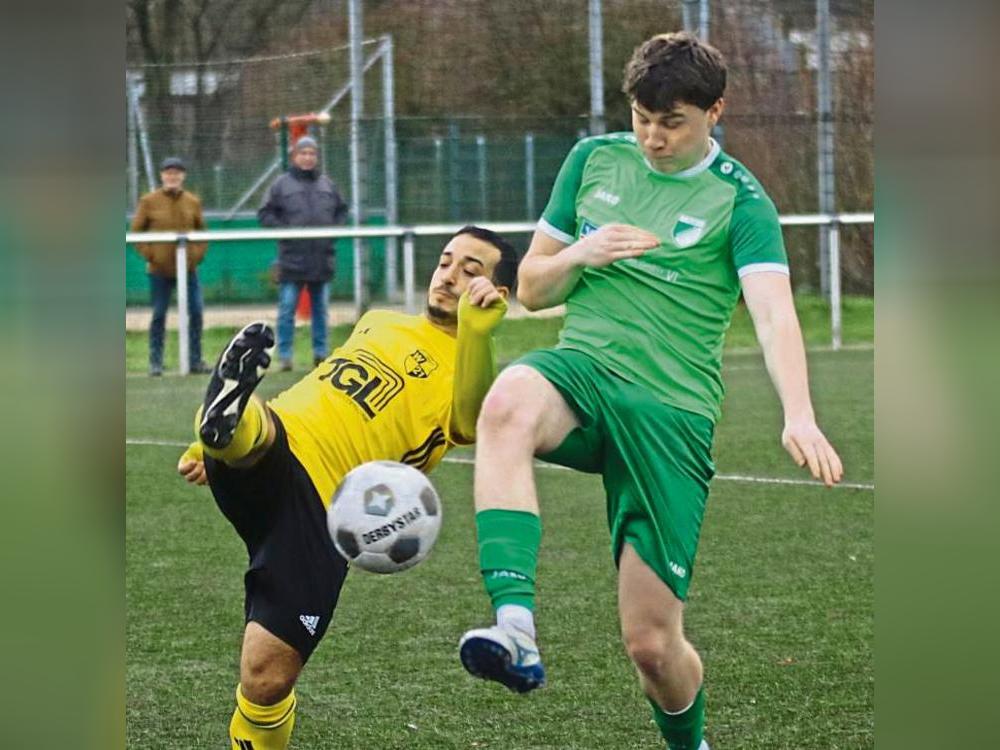 Der Einsatz stimmte: Mit einem unterm Strich verdienten 3:0-Erfolg gegen Westfalia Vorhelm verabschiedeten sich die Liesborner (in Gelb) in die Winterpause. Foto: Thomas Wiegand