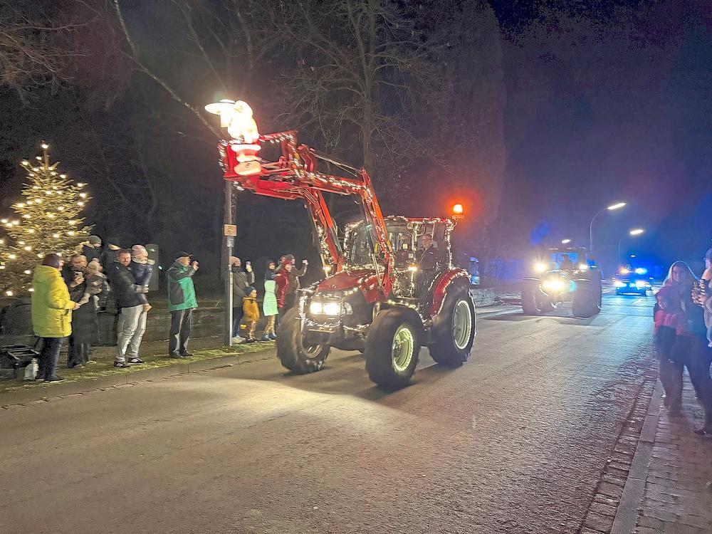 Festlich geschmückte Trecker passierten die Kirche in Dedinghausen. Foto: Mund